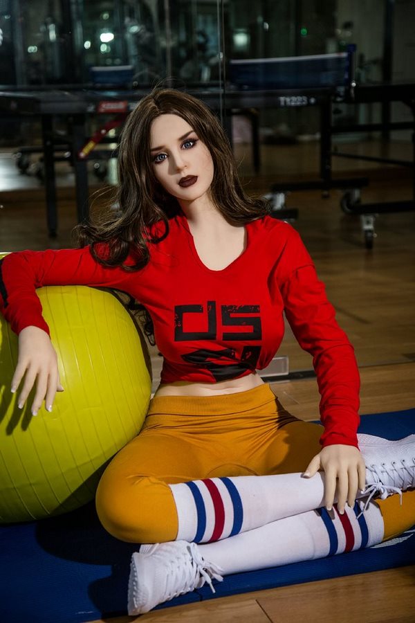 Lebensgroße Sexdoll im Fitness-Outfit