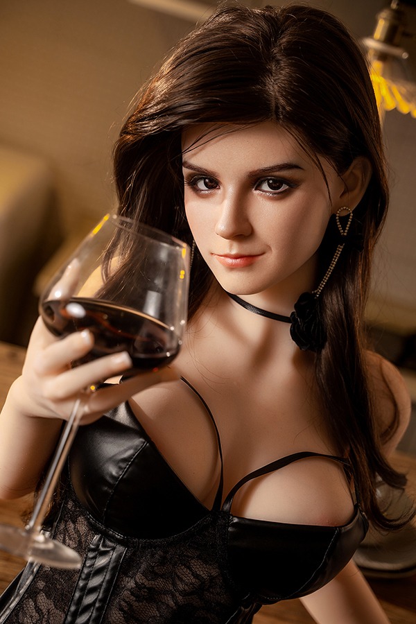 Real doll Sex hält ein Glas Rotwein