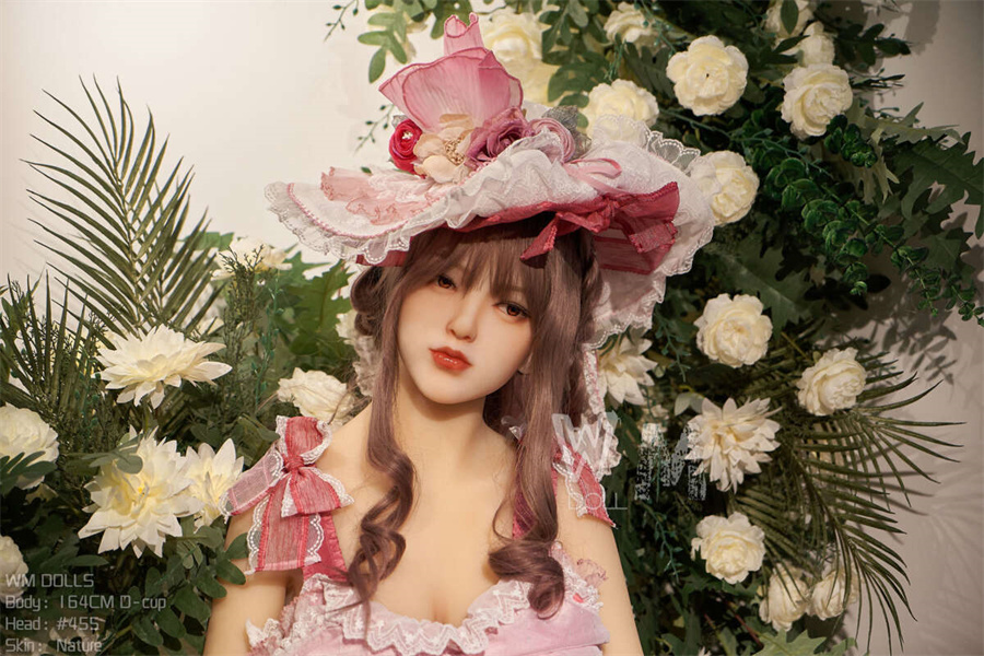 Ausländische Real doll die Blumen liebt