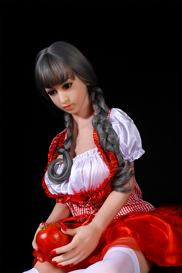 Schöne Sex Doll hält einen roten Apfel