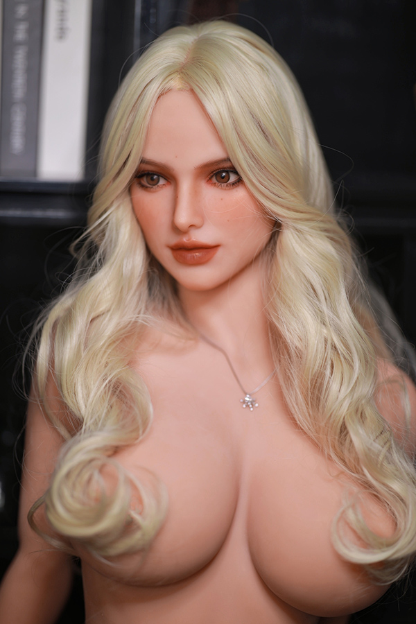 Blonde Real Doll Nackt
