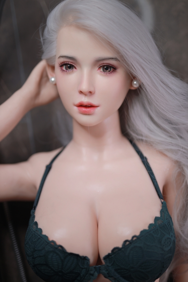 Sexy japanische Sexpuppen mit silbernen Haaren