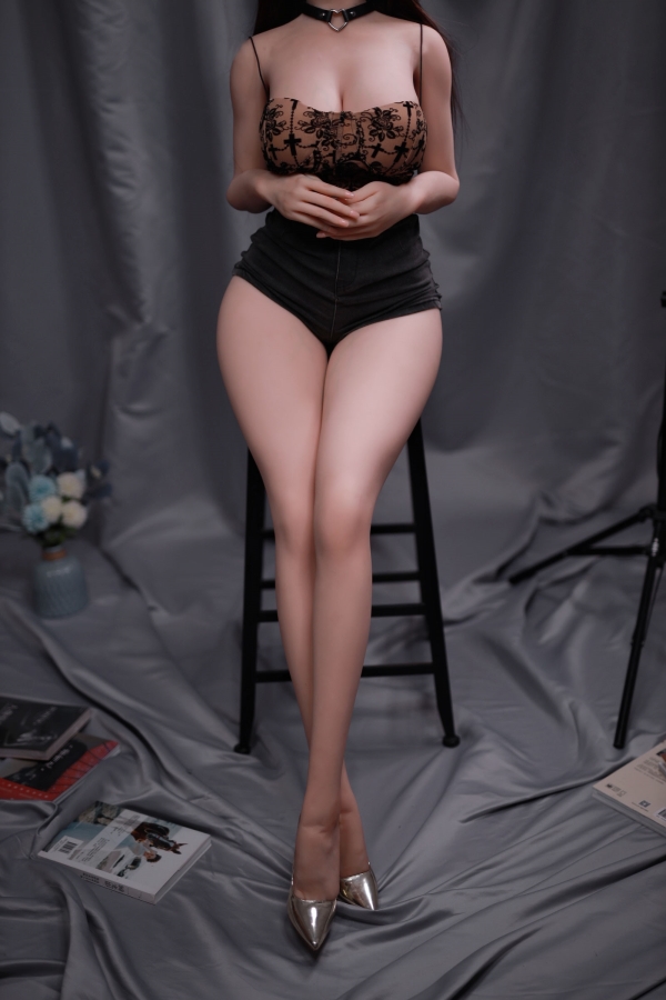 Echte Puppe mit Sexy langen Beinen