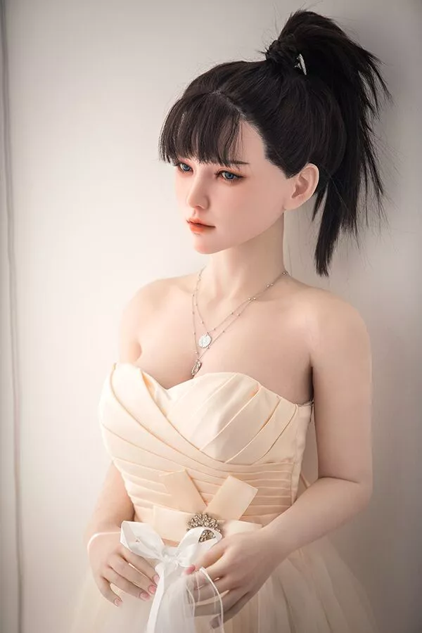 Sexy doll mit silberner Halskette