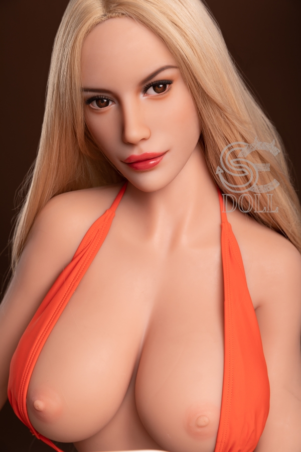 Lebensechte Sexpuppe im orangefarbenen Bikini