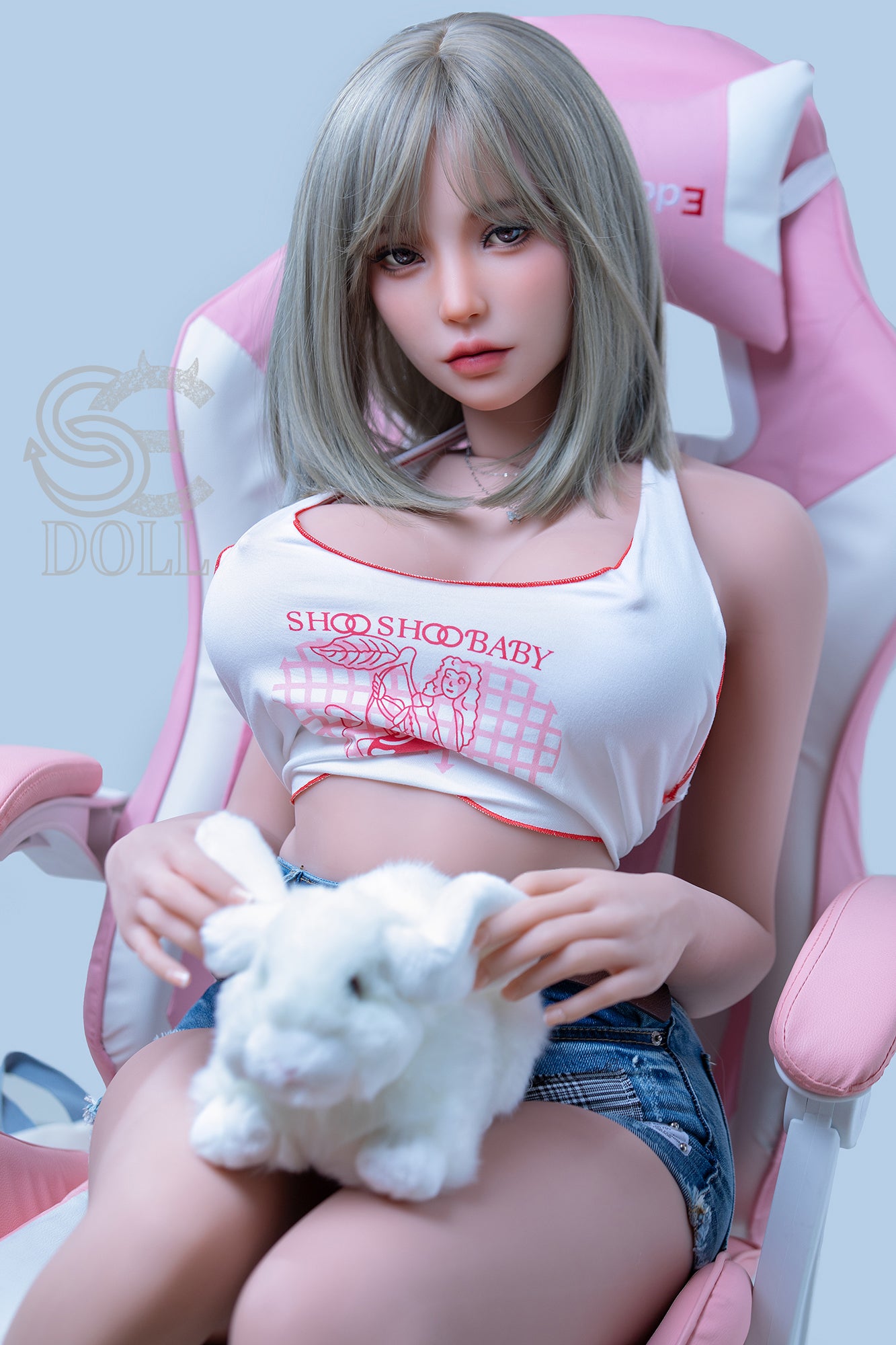 Sexy doll im weiÃŸen Tanktop