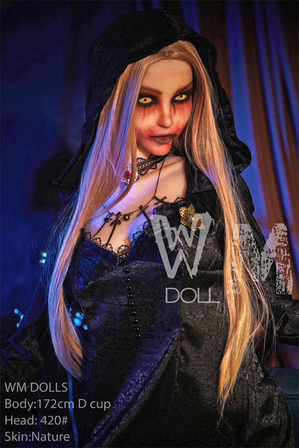Blonde WM Doll trÃ¤gt langes schwarzes Kleid