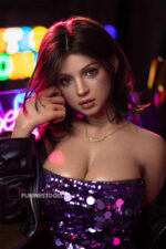 Realistische G-Cup riesenbrüsten  Lovedoll mit violettem Kleid und eleganter Bar-Atmosphäre