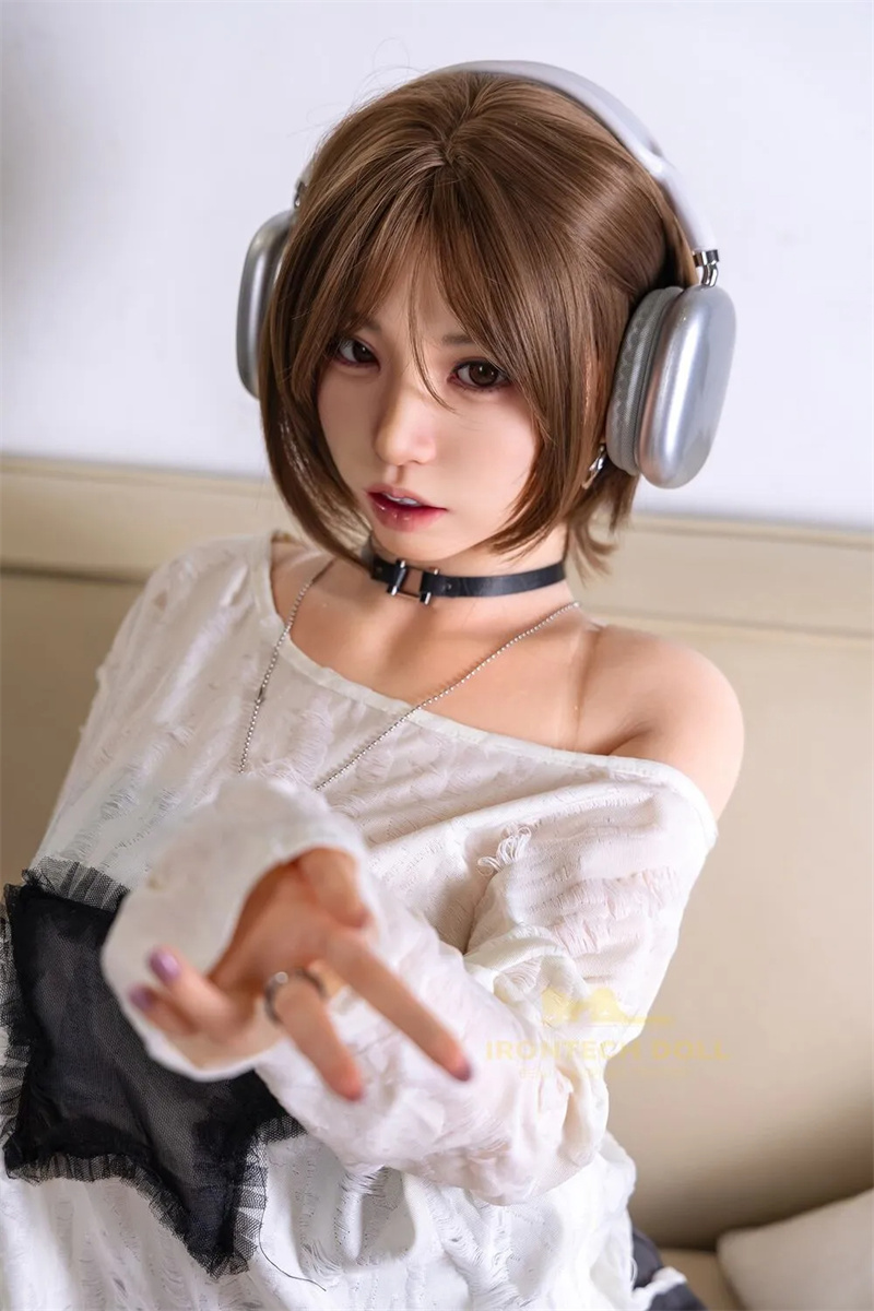 Sexdoll mit japanischer Schönheit und stilvollem Alltagslook
