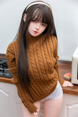 148 cm Irontech Silikon Sex doll Mina mit weißem Haarband und braunem Strickpullover