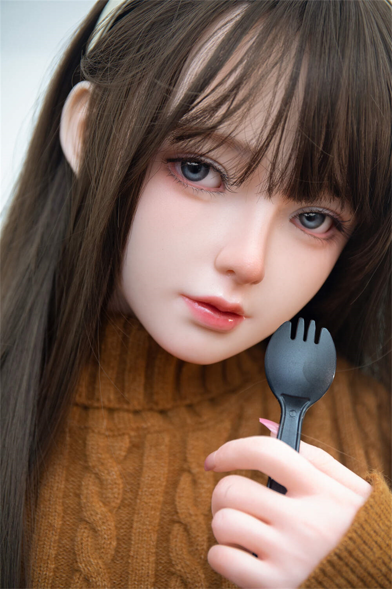 Lebensechte Sexdoll mit braunem Pullover und langem schwarzem Haar
