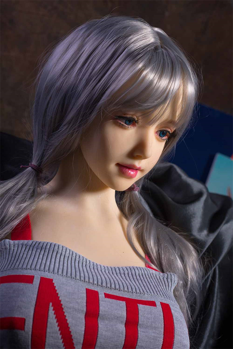 Junge Qita Sex Doll Bianca mit grauem Strickpullover und modernem Schulmädchen-Look