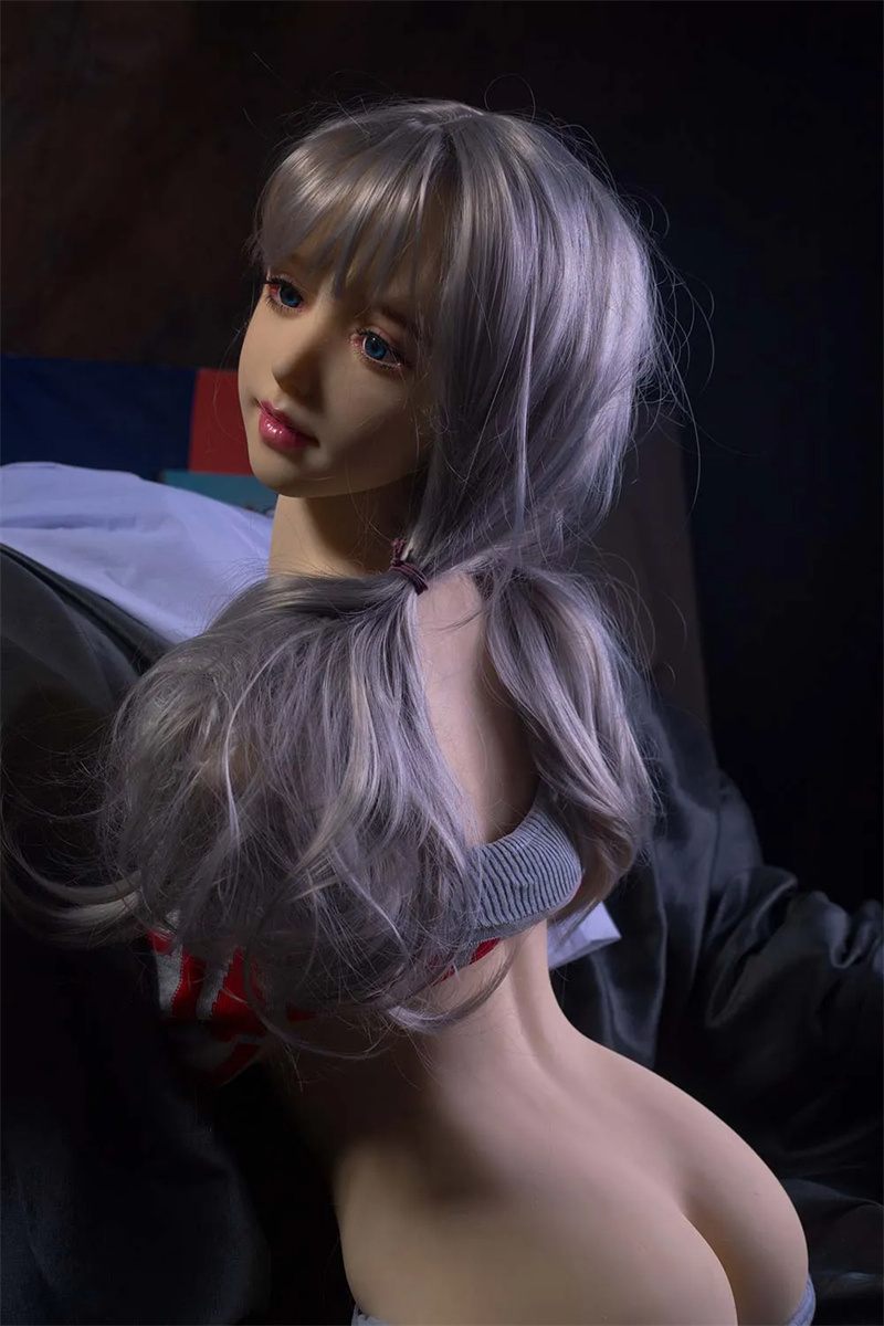 Realistic fuck doll mit femininen Kurven und natürlicher Körperproportion