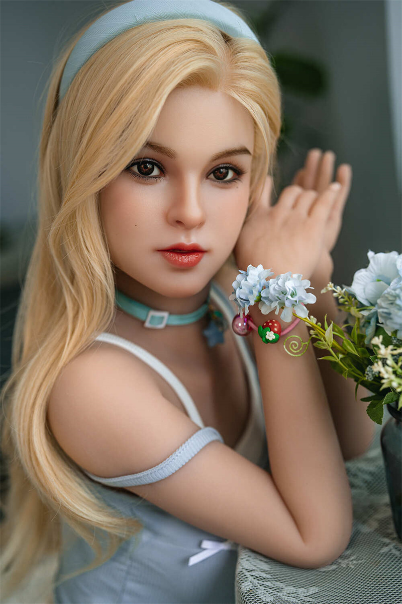 SY Sexdoll Victoria mit langem blondem Haar und hellblauem Haarband