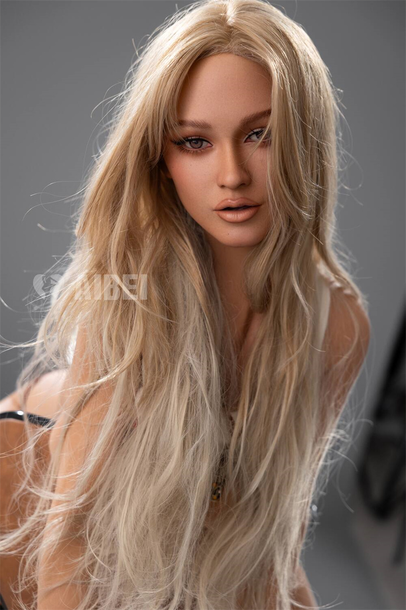 kurviger Love dolls mit voluminösem blondem Langhaar