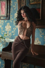 Lebensgroße Love dolls mit schwarzen Locken im Vintage-Stil