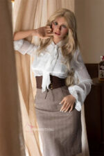 Raffinierte Liebespuppe im Vintage-Stil einer „Society-Lady“