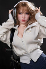 Frau Liebespuppe mit D-Cup und cremeweißer Zip-Hoodie-Jacke
