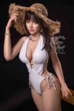 165 cm C-cup SE Silikon Sexpuppen Annika im weißem Neckholder-Badeanzug und Strohhut