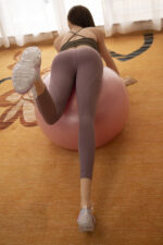 Schlanke Real doll mit attraktiven Posen
