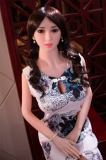 Lebensechte Sexpuppen trug einen klassischen Cheongsam