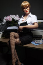 Lebensgroße Sex Doll trug sie eine schwarze Vollrahmenbrille