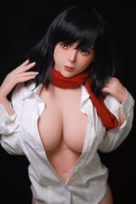 Brünette Sex Puppe trug sie einen roten Schal