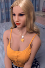 C Cup Titten junge doll love