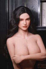 Real love dolls trägt zarte Halskette