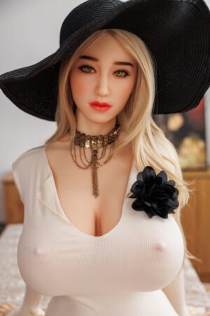 Sexdoll mit schwarzem Hut