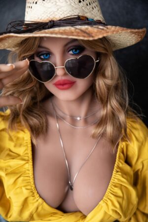 Liebespuppe mit Herzsonnenbrille