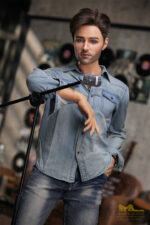 Silikonpuppe in Jeansjacke