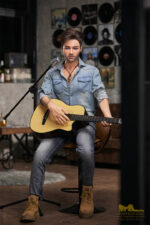 Reale dolls spielt Gitarre
