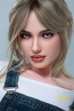 Sex doll mit prallen Lippen
