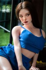 Sexdoll trug stilvolles blaues Freizeitoutfit