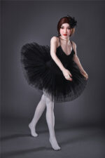 Real doll im schwarzen Kleid