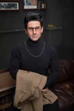 Sexpuppem im braunen Anzug
