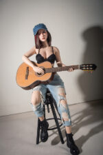 Sex Doll im stylische Jeans-Baskenmütze