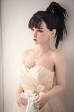Sexy doll mit silberner Halskette