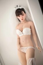 Qita dolls beißt in eine Halskette