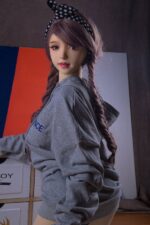 Teen Sex Doll im Kapuzenpullover