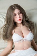 Intellektuelle Real Doll mit Brille