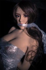Liebes Doll mit Plastikband gebunden