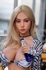 Vollbusige Love dolls trinkt Bier