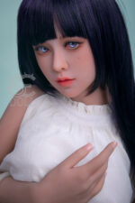 Real Doll Puppe mit lila Augen