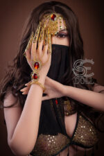 Sexdolls mit rotem Edelsteinarmband