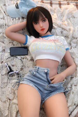 Real dolls im weißen Bolero