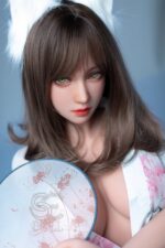 Reale dolls mit braunen schulterlangen Haaren