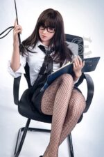 Sexy doll mit einer Lehrpeitsche