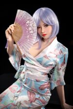 Real doll sexpuppe hält einen Fächer